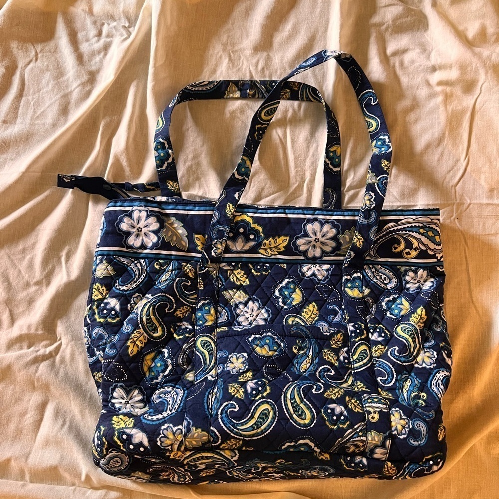 Bueno quilted large purse/tote paisley print. Blue.